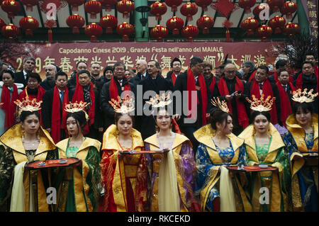 Milan, MI, Italie. 10 fév, 2019. Le maire de Milan, Giuseppe Sala, vus avec des représentants de la communauté chinoise au cours de la parade.La communauté chinoise de Milan célèbre la nouvelle année avec des défilés colorés, Parade du Dragon Doré et la danse du lion chinois. Selon le zodiaque chinois, la nouvelle année est consacrée à l'élevage porcin, de sorte que les cartes illustrant les bannières et décorées de porcs Via Sarpi et ses quartiers, également connu comme le quartier chinois de Milan. Giuseppe Sala, maire de Milan, et de Mauro Boselli, Chef de la Chambre de la mode italienne a également assisté à l'événement. (Crédit Im Banque D'Images