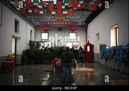 Milan, MI, Italie. 10 fév, 2019. Les visiteurs sont accueillis à la cour du Centre culturel chinois au cours de l'événement.La communauté chinoise de Milan célèbre la nouvelle année avec des défilés colorés, Parade du Dragon Doré et la danse du lion chinois. Selon le zodiaque chinois, la nouvelle année est consacrée à l'élevage porcin, de sorte que les cartes illustrant les bannières et décorées de porcs Via Sarpi et ses quartiers, également connu comme le quartier chinois de Milan. Giuseppe Sala, maire de Milan, et de Mauro Boselli, Chef de la Chambre de la mode italienne a également assisté à l'événement. (Crédit Image : © Valeria Ferraro Ima/SOPA Banque D'Images