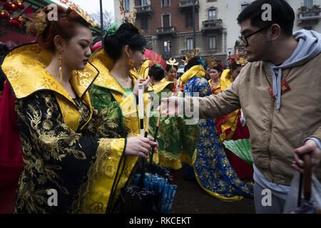 Milan, MI, Italie. 10 fév, 2019. Dames Chinoises sont vus holding peinture pinceaux de cérémonie pendant le défilé.La communauté chinoise de Milan célèbre la nouvelle année avec des défilés colorés, Parade du Dragon Doré et la danse du lion chinois. Selon le zodiaque chinois, la nouvelle année est consacrée à l'élevage porcin, de sorte que les cartes illustrant les bannières et décorées de porcs Via Sarpi et ses quartiers, également connu comme le quartier chinois de Milan. Giuseppe Sala, maire de Milan, et de Mauro Boselli, Chef de la Chambre de la mode italienne a également assisté à l'événement. (Crédit Image : © Valeria Ferraro/SOPA v Images Banque D'Images