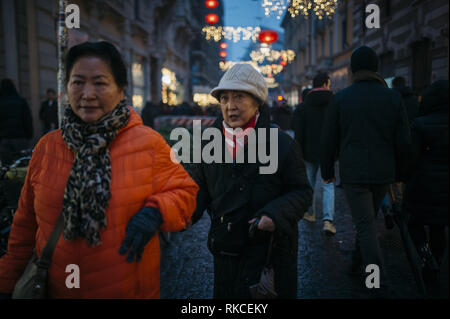 Milan, MI, Italie. 10 fév, 2019. Mesdames chinois sont vus en marche Via Sarpi lors des festivités.La communauté chinoise de Milan célèbre la nouvelle année avec des défilés colorés, Parade du Dragon Doré et la danse du lion chinois. Selon le zodiaque chinois, la nouvelle année est consacrée à l'élevage porcin, de sorte que les cartes illustrant les bannières et décorées de porcs Via Sarpi et ses quartiers, également connu comme le quartier chinois de Milan. Giuseppe Sala, maire de Milan, et de Mauro Boselli, Chef de la Chambre de la mode italienne a également assisté à l'événement. (Crédit Image : © Valeria Ferraro/SOPA Images via ZUMA W Banque D'Images