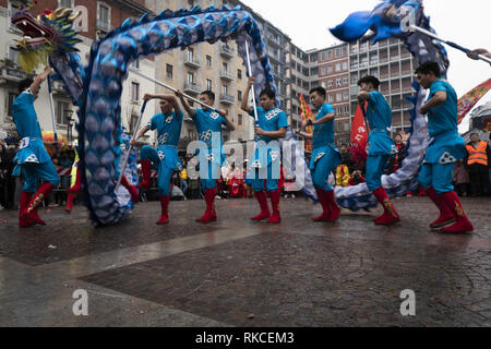 Milan, MI, Italie. 10 fév, 2019. Les danseurs chinois sont vu l'exécution de la danse du dragon à la Piazza Gramsci pendant la parade.La communauté chinoise de Milan célèbre la nouvelle année avec des défilés colorés, Parade du Dragon Doré et la danse du lion chinois. Selon le zodiaque chinois, la nouvelle année est consacrée à l'élevage porcin, de sorte que les cartes illustrant les bannières et décorées de porcs Via Sarpi et ses quartiers, également connu comme le quartier chinois de Milan. Giuseppe Sala, maire de Milan, et de Mauro Boselli, Chef de la Chambre de la mode italienne a également assisté à l'événement. (Crédit Image : © Valeria Ferrar Banque D'Images