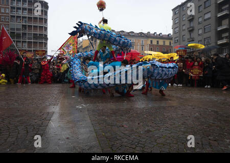 Milan, MI, Italie. 10 fév, 2019. Les danseurs chinois sont vu l'exécution de la danse du dragon à la Piazza Gramsci pendant la parade.La communauté chinoise de Milan célèbre la nouvelle année avec des défilés colorés, Parade du Dragon Doré et la danse du lion chinois. Selon le zodiaque chinois, la nouvelle année est consacrée à l'élevage porcin, de sorte que les cartes illustrant les bannières et décorées de porcs Via Sarpi et ses quartiers, également connu comme le quartier chinois de Milan. Giuseppe Sala, maire de Milan, et de Mauro Boselli, Chef de la Chambre de la mode italienne a également assisté à l'événement. (Crédit Image : © Valeria Ferrar Banque D'Images