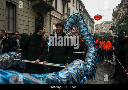 Milan, MI, Italie. 10 fév, 2019. Les danseurs chinois sont vu l'exécution de la danse du dragon à la Piazza Gramsci pendant la parade.La communauté chinoise de Milan célèbre la nouvelle année avec des défilés colorés, Parade du Dragon Doré et la danse du lion chinois. Selon le zodiaque chinois, la nouvelle année est consacrée à l'élevage porcin, de sorte que les cartes illustrant les bannières et décorées de porcs Via Sarpi et ses quartiers, également connu comme le quartier chinois de Milan. Giuseppe Sala, maire de Milan, et de Mauro Boselli, Chef de la Chambre de la mode italienne a également assisté à l'événement. (Crédit Image : © Valeria Ferrar Banque D'Images