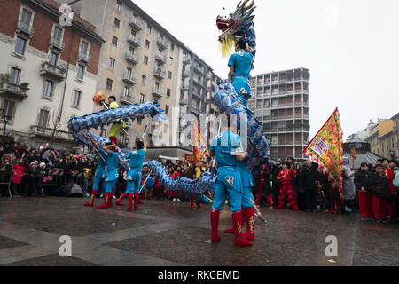 Milan, MI, Italie. 10 fév, 2019. Les danseurs chinois sont vu l'exécution de la danse du dragon à la Piazza Gramsci pendant la parade.La communauté chinoise de Milan célèbre la nouvelle année avec des défilés colorés, Parade du Dragon Doré et la danse du lion chinois. Selon le zodiaque chinois, la nouvelle année est consacrée à l'élevage porcin, de sorte que les cartes illustrant les bannières et décorées de porcs Via Sarpi et ses quartiers, également connu comme le quartier chinois de Milan. Giuseppe Sala, maire de Milan, et de Mauro Boselli, Chef de la Chambre de la mode italienne a également assisté à l'événement. (Crédit Image : © Valeria Ferrar Banque D'Images