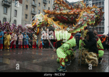 Milan, MI, Italie. 10 fév, 2019. Danseurs italien vu à la Piazza Gramsci pendant la parade.La communauté chinoise de Milan célèbre la nouvelle année avec des défilés colorés, Parade du Dragon Doré et la danse du lion chinois. Selon le zodiaque chinois, la nouvelle année est consacrée à l'élevage porcin, de sorte que les cartes illustrant les bannières et décorées de porcs Via Sarpi et ses quartiers, également connu comme le quartier chinois de Milan. Giuseppe Sala, maire de Milan, et de Mauro Boselli, Chef de la Chambre de la mode italienne a également assisté à l'événement. (Crédit Image : © Valeria Ferraro/SOPA Images via ZUM Banque D'Images