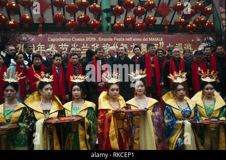 Milan, MI, Italie. 10 fév, 2019. Le maire de Milan, Giuseppe Sala, vus avec des représentants de la communauté chinoise au cours de la parade.La communauté chinoise de Milan célèbre la nouvelle année avec des défilés colorés, Parade du Dragon Doré et la danse du lion chinois. Selon le zodiaque chinois, la nouvelle année est consacrée à l'élevage porcin, de sorte que les cartes illustrant les bannières et décorées de porcs Via Sarpi et ses quartiers, également connu comme le quartier chinois de Milan. Giuseppe Sala, maire de Milan, et de Mauro Boselli, Chef de la Chambre de la mode italienne a également assisté à l'événement. (Crédit Im Banque D'Images