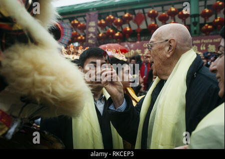 Milan, MI, Italie. 10 fév, 2019. Mauro Boselli, Chef de la Chambre de la mode italienne vu l'exécution d'une cérémonie traditionnelle avec des brosses au cours des célébrations.La communauté chinoise de Milan célèbre la nouvelle année avec des défilés colorés, Parade du Dragon Doré et la danse du lion chinois. Selon le zodiaque chinois, la nouvelle année est consacrée à l'élevage porcin, de sorte que les cartes illustrant les bannières et décorées de porcs Via Sarpi et ses quartiers, également connu comme le quartier chinois de Milan. Giuseppe Sala, maire de Milan, et de Mauro Boselli, Chef de la Chambre de la mode italienne a également assisté à l'e Banque D'Images