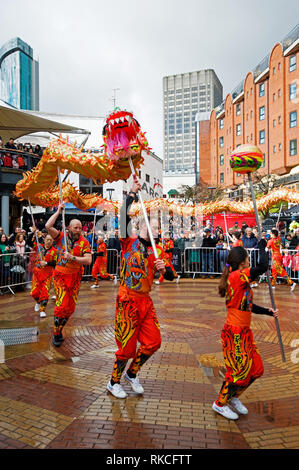 Birmingham, Royaume-Uni. 10 février 2019. Fête du nouvel an chinois 2019. Un dragon de papier est considéré comme un membre de l'équipe Choy Lee Fut qui exécute la danse du Dragon en combinant la couleur et la musique pour créer une représentation spectaculaire pour la foule rassemblée au Centre Arcadian de Birmingham, Royaume-Uni, le 09 février 2019. Le dragon est souvent dirigé par une personne tenant un objet sphérique représentant une perle. Credit: NexusPix/Alay Live News Banque D'Images