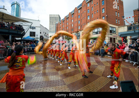 Birmingham, Royaume-Uni. 10 février 2019. Fête du nouvel an chinois 2019. Un dragon de papier est considéré comme un membre de l'équipe Choy Lee Fut qui exécute la danse du Dragon en combinant la couleur et la musique pour créer une représentation spectaculaire pour la foule rassemblée au Centre Arcadian de Birmingham, Royaume-Uni, le 09 février 2019. Le dragon est souvent dirigé par une personne tenant un objet sphérique représentant une perle. © Credit: NexusPix/Alay Live News Banque D'Images