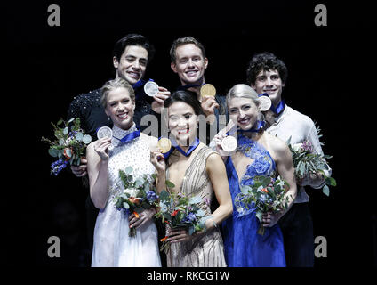 Los Angeles, Californie, USA. 10 fév, 2019. Les gagnants du concours de danse sur glace de gauche, médaillés d, Kaitlyn Weaver et Andrew Poje, médaillés d'or du Canada, Madison, caler et Evan Bates, des États-Unis, les médaillés de bronze, et Piper Gilles et Paul Poirier, du Canada, de poser à l'ISU Four Continents Figure Skating Championship au Honda Center d'Anaheim, Californie, le 10 février 2019. Ringo : crédit Chiu/ZUMA/Alamy Fil Live News Banque D'Images
