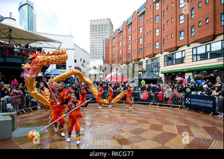 Birmingham, Royaume-Uni. 10 février 2019. Fête du nouvel an chinois 2019. Un dragon de papier est considéré comme un membre de l'équipe Choy Lee Fut qui exécute la danse du Dragon en combinant la couleur et la musique pour créer une représentation spectaculaire pour la foule rassemblée au Centre Arcadian de Birmingham, Royaume-Uni, le 09 février 2019. Le dragon est souvent dirigé par une personne tenant un objet sphérique représentant une perle. Credit: NexusPix/Alay Live News Banque D'Images