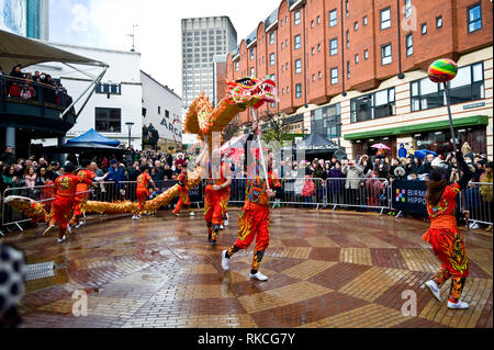 Birmingham, Royaume-Uni. 10 février 2019. 2019 fête du nouvel an chinois du cochon. Un dragon de papier est tenu en altitude comme membres de l'équipe Choy Lee Fut qui exécute la danse du Dragon en combinant la couleur et la musique pour créer une performance spectaculaire pour la foule rassemblée au Centre Arcadian à Birmingham, Royaume-Uni, le 09 février 2019. Le dragon est souvent dirigé par une personne tenant un objet sphérique représentant une perle. Banque D'Images