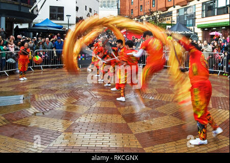 Birmingham, Royaume-Uni. 10 février 2019. 2019 fête du nouvel an chinois du cochon. Un dragon de papier est tenu en altitude comme membres de l'équipe Choy Lee Fut qui exécute la danse du Dragon en combinant la couleur et la musique pour créer une performance spectaculaire pour la foule rassemblée au Centre Arcadian à Birmingham, Royaume-Uni, le 09 février 2019. Banque D'Images