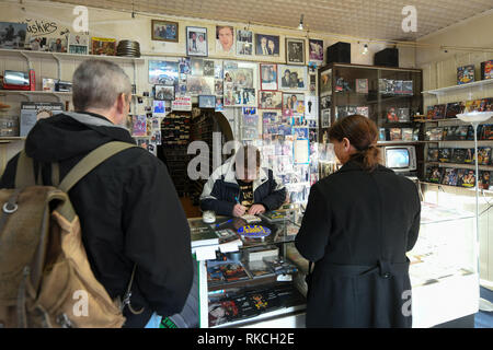 Kassel, Allemagne. 06Th Feb 2019. Les clients sont debout devant le comptoir de la boutique film à Kassel. Il y a plus d'un an, le Randfilm la plus ancienne d'Allemagne enregistré association boutique vidéo de la destruction. Depuis la reprise par Randfilm Videothek a changé : c'est un mélange de film distribution, musée et lieu culturel. (Dpa 'Verein macht aus Videothek Deutschlands älteste ein Museum' à partir de 11.02.2019) Crédit : Uwe Zucchi/dpa/Alamy Live News Banque D'Images