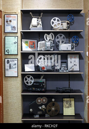 Kassel, Allemagne. 06Th Feb 2019. Vue de la petite collection de super-(-projecteurs dans le Filmshop Kassel. Il y a plus d'un an, le Randfilm la plus ancienne d'Allemagne enregistré association boutique vidéo de la destruction. Depuis la reprise par Randfilm Videothek a changé : c'est un mélange de film distribution, musée et lieu culturel. (Dpa 'Verein macht aus Videothek Deutschlands älteste ein Museum' à partir de 11.02.2019) Crédit : Uwe Zucchi/dpa/Alamy Live News Banque D'Images