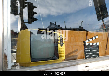 Kassel, Allemagne. 06Th Feb 2019. Avis d'un vieux portable, noir et blanc situé dans la vitrine de la boutique film de Kassel. Il y a plus d'un an, le Randfilm la plus ancienne d'Allemagne enregistré association boutique vidéo de la destruction. Depuis la reprise par Randfilm Videothek a changé : c'est un mélange de film distribution, musée et lieu culturel. (Dpa 'Verein macht aus Videothek Deutschlands älteste ein Museum' à partir de 11.02.2019) Crédit : Uwe Zucchi/dpa/Alamy Live News Banque D'Images