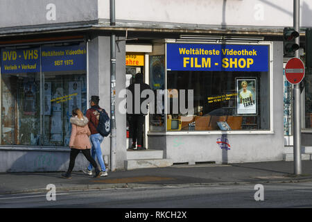 Kassel, Allemagne. 06Th Feb 2019. Vue de la fenêtre avant de la boutique film Kassel. Il y a plus d'un an, le Randfilm la plus ancienne d'Allemagne enregistré association boutique vidéo de la destruction. Depuis la reprise par Randfilm Videothek a changé : c'est un mélange de film distribution, musée et lieu culturel. (Dpa 'Verein macht aus Videothek Deutschlands älteste ein Museum' à partir de 11.02.2019) Crédit : Uwe Zucchi/dpa/Alamy Live News Banque D'Images