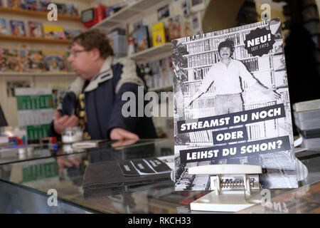 Kassel, Allemagne. 06Th Feb 2019. Sur le comptoir du magasin de film à Cassel il y a l'adage "treamst du noch oder convoitise du schon ?' sur un écran. Il y a plus d'un an, le Randfilm la plus ancienne d'Allemagne enregistré association boutique vidéo de la destruction. Depuis la reprise par Randfilm Videothek a changé : c'est un mélange de film distribution, musée et lieu culturel. (Dpa 'Verein macht aus Videothek Deutschlands älteste ein Museum' à partir de 11.02.2019) Crédit : Uwe Zucchi/dpa/Alamy Live News Banque D'Images