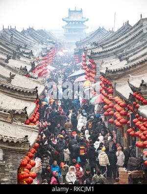 Beijing, la province de Shanxi. 10 fév, 2019. Les touristes visiter Pingyao, une attraction touristique dans le nord de la province de Shanxi, le 10 février 2019. Les recettes touristiques de la Chine a gagné 513,9 milliards de yuans (environ 76,21 milliards de dollars) pendant la semaine de Festival du printemps qui se termine dimanche, une augmentation annuelle de 8,2 pour cent, selon le ministère de la Culture et du tourisme. Credit : Liang Shengren/Xinhua/Alamy Live News Banque D'Images