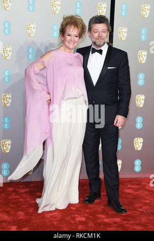 Londres, Royaume-Uni. 10 fév, 2019. Londres, Royaume-Uni. 10 février 2019 : Lorraine Ashbourne & Andy Serkis arrivant pour le BAFTA Film Awards 2019 au Royal Albert Hall, Londres. Photo : Steve Sav/Featureflash Crédit : Paul Smith/Alamy Live News Banque D'Images