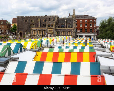 NORWICH, NORFOLK, Royaume-Uni - 13 JUIN 2018 : vue sur les étals colorés du marché jusqu'à la Guild Hall Banque D'Images