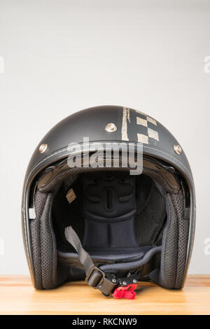 L'équipement de protection moto - casque ouvert sur un fond de bois. Orientation verticale. L'espace de copie sur le dessus. Banque D'Images