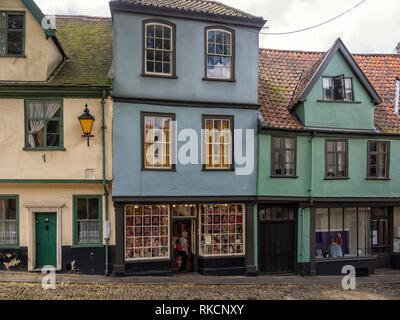 NORWICH, NORFOLK, Royaume-Uni - 13 JUIN 2018 : vue extérieure des maisons d'Elm Hill, une voie pavée du centre-ville Banque D'Images