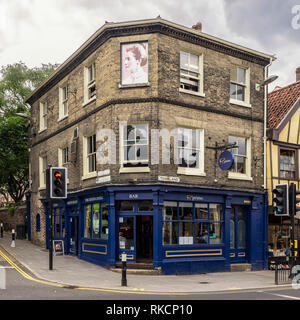 NORWICH, NORFOLK, Royaume-Uni - 13 JUIN 2018 : vue extérieure du pub Edith Cavell dans la région de Tombland Banque D'Images