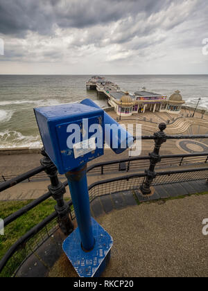 CROMER, NORFOLK, Royaume-Uni - 13 JUIN 2018 : télescope public surplombant la jetée de Cromer Banque D'Images