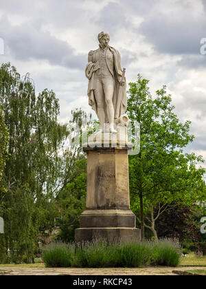 NORWICH, NORFOLK, Royaume-Uni - 13 JUIN 2018 : statue du Seigneur Nelson dans le domaine de la cathédrale Banque D'Images