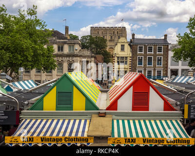 NORWICH, NORFOLK, Royaume-Uni - 13 JUIN 2018 : toits à rayures colorées au marché Banque D'Images