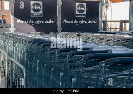 Wattrelos,FRANCE-Janvier 20,2019 : chariots de supermarché Lidl.Lidl Stiftung & Co. est une chaîne de supermarchés allemande remise globale. Banque D'Images