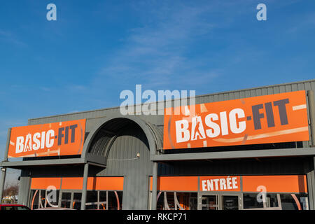 Leers,FRANCE-Janvier 21,2019 : Basic-Fit clubs Basic-Fit logo.Netherlands est le leader du marché européen dans le fitness avec 1,8 million de membres. Banque D'Images