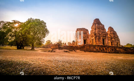 Merveilleux coucher du soleil doré dans camodia à pre rup Banque D'Images