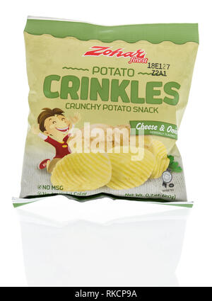 Winneconne, WI - 5 Février 2019 : un paquet de pommes de terre au fromage et aux oignons Zohar crinkles de sur un fond isolé Banque D'Images