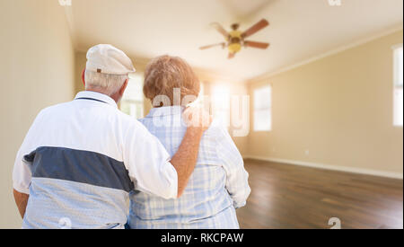 Couple en salle vide de la maison. Banque D'Images