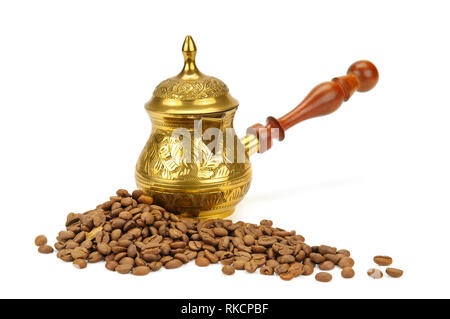 Cafetière et café en grains isolé sur fond blanc Banque D'Images