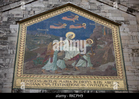 Mosaïque sur la façade extérieure Église de la Visitation à Ein Karem, Jérusalem, Israël Banque D'Images