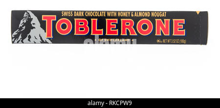 Winneconne, WI - 8 Février 2019 : un paquet de chocolat noir suisse Toblerone avec miel et amandes chocolat Nougat sur un fond isolé Banque D'Images