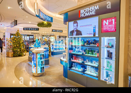 HONG KONG - circa 2016, Novembre : Les produits de beauté pour vente à Hong Kong. Hong Kong's cosmetics est très concurrentiel et n'ayant pas de taxes de vente. Banque D'Images