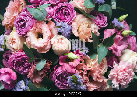 Belle rose et violet de pivoines et roses bouquet à l'eucalyptus. Vue rapprochée. Mariage ou anniversaire bouquet de fleurs Banque D'Images