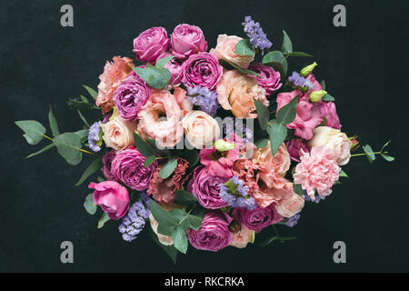 Beau bouquet de rose pourpre les pivoines, roses et d'eucalyptus isolé sur fond noir. Vue d'en haut Banque D'Images