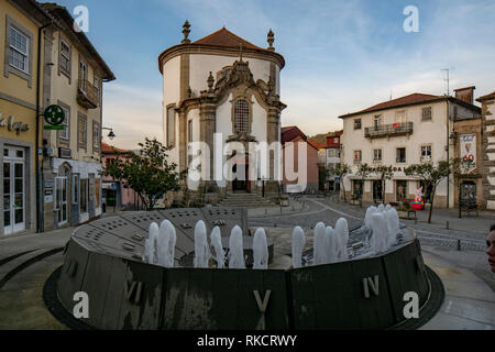 Arcos de Valdevez, Portugal ; Avril 2015 : vue de l'église de Lapa dans le centre historique du village d'Arcos de Valdevez Banque D'Images