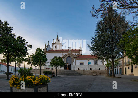 Arcos de Valdevez, Portugal ; Avril 2015 : vue de l'église paroissiale dans le centre historique du village d'Arcos de Valdevez Banque D'Images