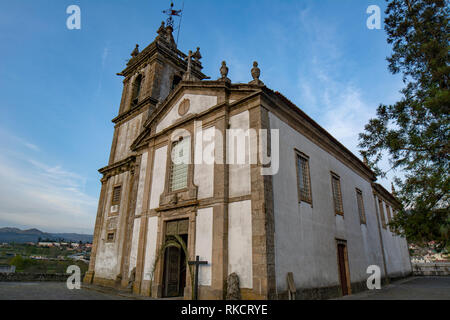 Arcos de Valdevez, Portugal ; Avril 2015 : vue de l'église paroissiale dans le centre historique du village d'Arcos de Valdevez Banque D'Images