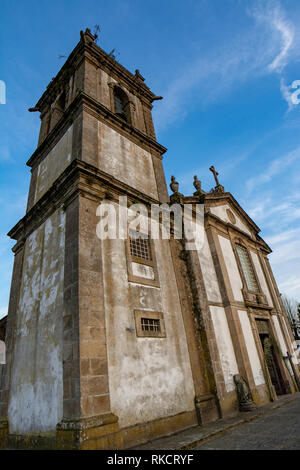 Arcos de Valdevez, Portugal ; Avril 2015 : vue de l'église paroissiale dans le centre historique du village d'Arcos de Valdevez Banque D'Images