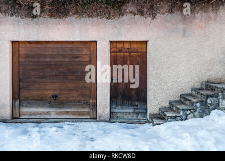 Garage en bois et portes d'entrée à l'EISN rendus mur de pierre de dépendance avec escaliers en pierre menant à l'écart de l'édifice principal Banque D'Images