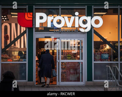 Montréal, Canada - le 9 novembre 2018 : Entrée d'un supermarché Provigo avec son logo. Appartenant au groupe Loblaws, Provigo est leader dans le domaine de ma masse Banque D'Images