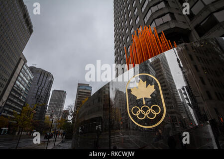 Montréal, Canada - le 3 novembre 2018 : Le Comité olympique canadien logo avec les anneaux olympiques sur leur siège à Montréal, Québec. C'est est en ch Banque D'Images