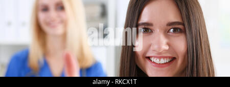 Smiling female doctor showing ok sign Banque D'Images